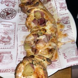 Tom N Toms coffee - Hawaiian pretzel