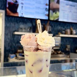 Heaven Creamery - Lakewood - Fresas con Crema and strawberry ice cream