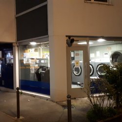 Saint-Clair et Net Services - Distributeur de billet du LCL juste à côté. le monayeur de la laverie accepte les pièces et billets PAS DE CB utiliser le DAB du LCL.