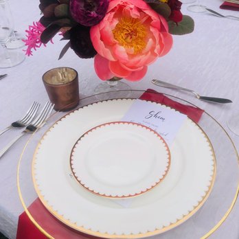 Santa Barbara Wedding Coordinator - Gorgeous table setting with flowers - Wedding Planning Near Me - Carpinteria, California Santa Barbara Wedding Coordinator - Gorgeous table setting with flowers - Wedding Planning Near Me - Carpinteria, California