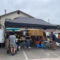 Spread Please - The pop up and the crowd enjoying killer smashburgers at the beach.