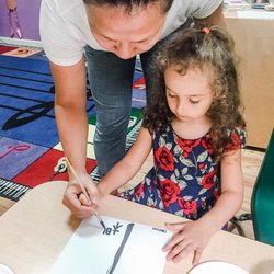 Lango Kids - Child learning to write Mandarin