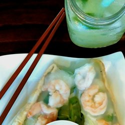 Mama Luu - GOI CUÔN - Frische Sommerrollen mit Shrimps, Hühnerfleisch, Reisnudeln, Ei und Salat. Dazu CHANH ÐÁ - hausgemachte kalte Limetten-Limonade