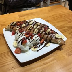 Makkie's Pizza - Their Nutella filled calizone. Oh Myyy!!