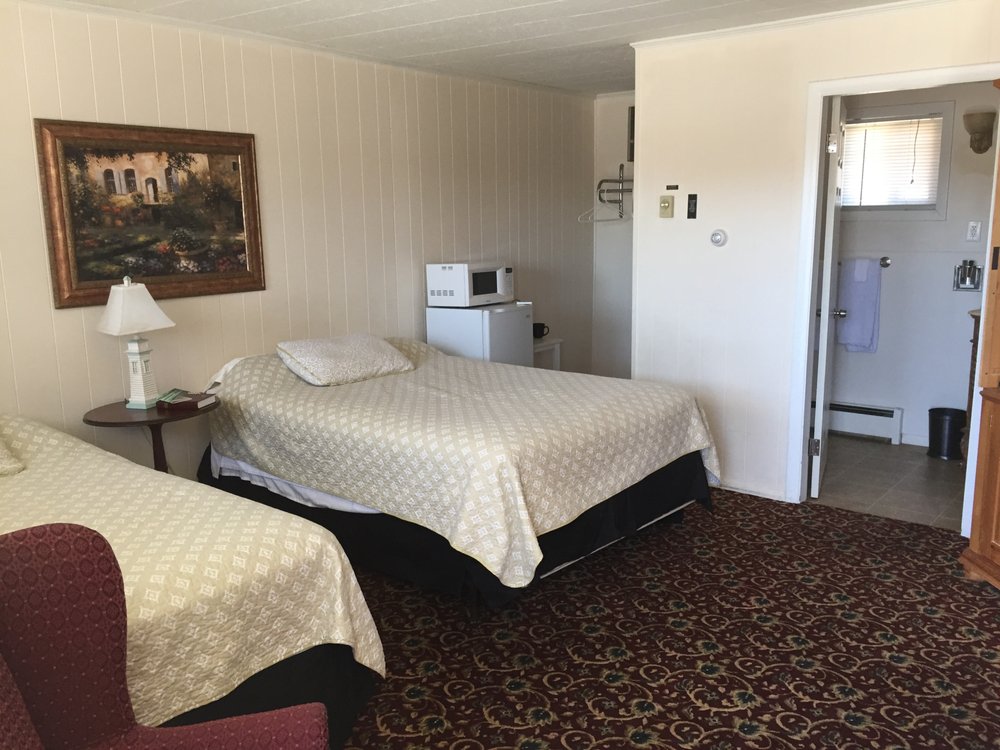 MAINE MOTEL & CABINS Updated September 2024 10 Photos 1101 Main