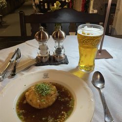 Gasthof Eggerwirt - Rinderbrühe mit maximal lauwarmen Kas Pressknödel