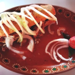 Tortas ahogadas y burritos Yuka - Torta ahogada de carnitas con cebollitas curtidas. Bien Rica!