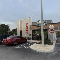 Tiagos Tacos - Outside