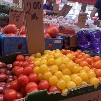Charlie's Produce - a variety of tomatoes - Grocery Near Me - Philadelphia, Pennsylvania