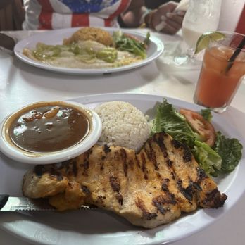 El Jibarito - Pollo a la plancha, arroz con habichuelas. Mero, y arroz amarillo - Latin American Near Me - San Juan, Puerto Rico El Jibarito - Pollo a la plancha, arroz con habichuelas. Mero, y arroz amarillo - Latin American Near Me - San Juan, Puerto Rico