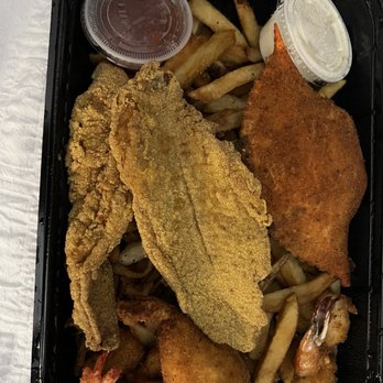 Floyds Seafood - Beaumont - Willies Bayou Platter - Cajun/Creole Near Me - Beaumont, Texas