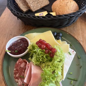 Knuth - Knuth-Frühstück - Cafes Near Me - Hamburg, HH