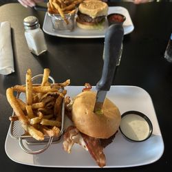Me's burgers & brews - Build Your Own Burger