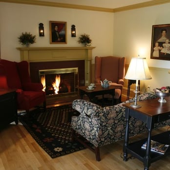 Timbercliffe Cottage Bed and Breakfast - Parlor common space where guests enjoy a cozy fire. - Bed & Breakfast Near Me - Camden, Maine Timbercliffe Cottage Bed and Breakfast - Parlor common space where guests enjoy a cozy fire. - Bed & Breakfast Near Me - Camden, Maine
