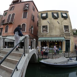 Incoop - Up and down bridges to cross numerous canals