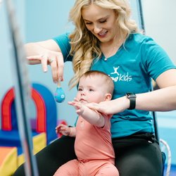 Amayzing Kids - Physical therapist Ms. Jessica working on core strengh
