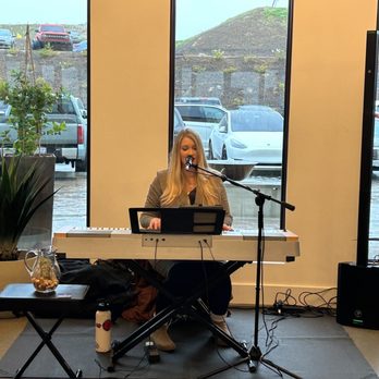 Altisima Winery - Live musician - Wineries Near Me - Temecula, California