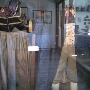 Museum Altes Gymnasium - Protestantische Version der Schweinfurter Tracht - Museums Near Me - Schweinfurt, BY