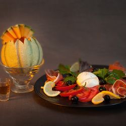 Il Calcio - La Messina Jambon de Parme, Mozzarella di Bufala, salade, olives, tomates, citron, filet d'huile d'olive, vinaigre balsamique et melon