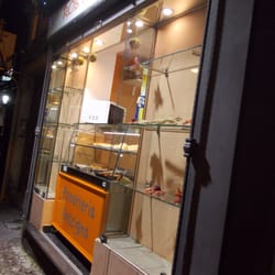 Rescígno - La vetrinetta per comprare rosticceria d'asporto