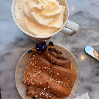 Karl Fazer Café - Hot chocolate & amazing cinnamon rolls that puts U.S. cinnamon rolls to shame! Love the pearl sugar on top! - Coffee & Tea Near Me - Helsinki, 18