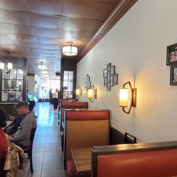 Paola's Pizzeria - Interior -seating area - Pizza Near Me - Wayne, Pennsylvania