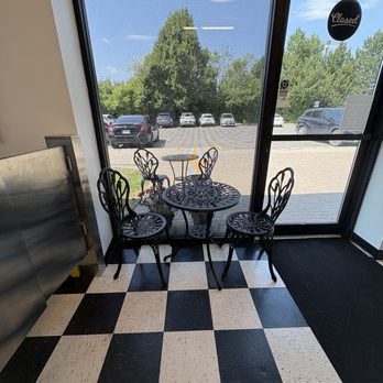 Le Petit Paris - Indoor seating - Bakeries Near Me - Ottawa, Ontario Le Petit Paris - Indoor seating - Bakeries Near Me - Ottawa, Ontario