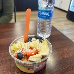 Bowlify Superfoods - Create your own small! Mixed mango pineapple base with dragonfruit, added chia pudding and fruit! Boom!