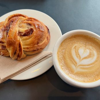 Bartine - Cinnamon bun and cappuccino - Coffee & Tea Near Me - Den Haag, ZH Bartine - Cinnamon bun and cappuccino - Coffee & Tea Near Me - Den Haag, ZH