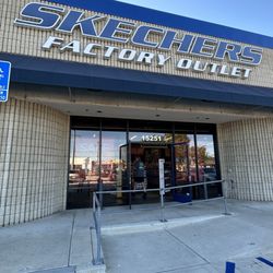 SKECHERS Warehouse Outlet