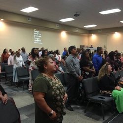 Centro Comunitario Nueva Vida - Worshipping