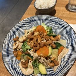 Veggie Deluxe (GF)(V) with chicken and cashews