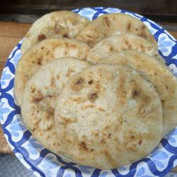 Texis Pupusas y Tacos - Pupusas