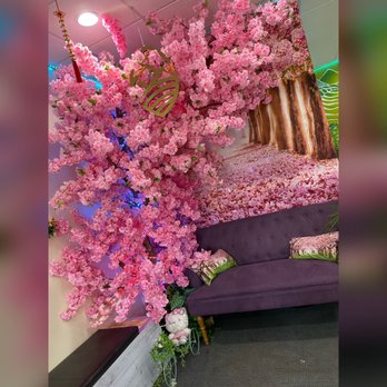 Top Tao Tea - a purple couch with pink flowers - Bubble Tea Near Me - Chicago, Illinois Top Tao Tea - a purple couch with pink flowers - Bubble Tea Near Me - Chicago, Illinois