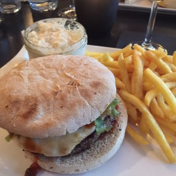 Rocas - Rocas Burger mit Pommes und Cole Slaw - Steakhouses Near Me - Rotenburg, NI