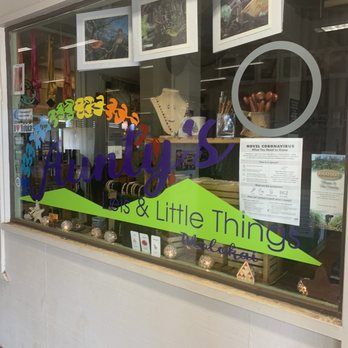 Aunty’s Leis & Little Things - the window of a store - Gift Shops Near Me - Kualapuu, Hawaii