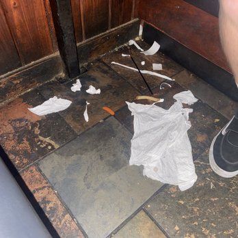 Cheddar's Scratch Kitchen - Dirty table and under. - American Near Me - Fort Worth, Texas