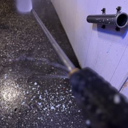 Florida's Super Wash - Water coming out of the side