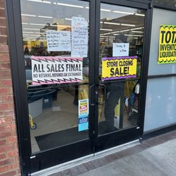 Dollar General - This photo was taken at around 7:15 as you can see there was only 1 person in line .