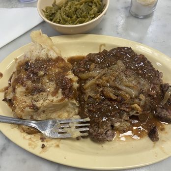 The Camellia Grill - Hamburger, steak, mashed potatoes, gravy, and green beans. - American Near Me - New Orleans, Louisiana The Camellia Grill - Hamburger, steak, mashed potatoes, gravy, and green beans. - American Near Me - New Orleans, Louisiana