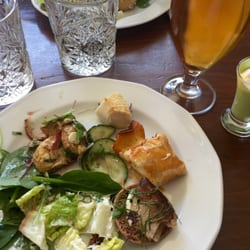 Tarvaspään Kahvila- ja Tilausravintola - Äitienpäivälounaalla.