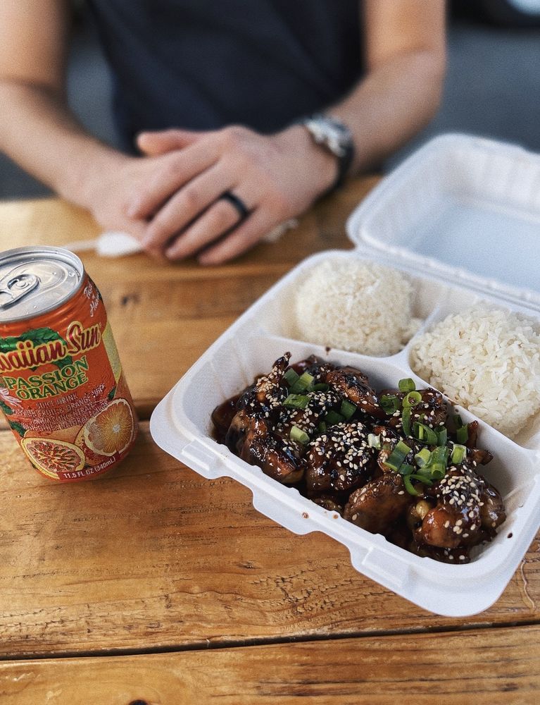 Food from Papi’s Smoke Meat and Grindz