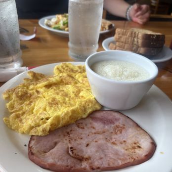 Good Neighbor Restaurant - Great food great people - Breakfast & Brunch Near Me - Studio City, California
