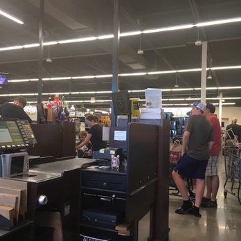 Cub Wine & Spirits - Stillwater - customers at the checkout - Beer, Wine & Spirits Near Me - Stillwater, Minnesota