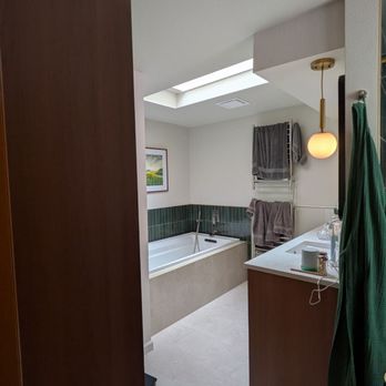 Go Far Construction - Fully remodeled bathroom with heated floor - General Contractors Near Me - Lynnwood, Washington Go Far Construction - Fully remodeled bathroom with heated floor - General Contractors Near Me - Lynnwood, Washington