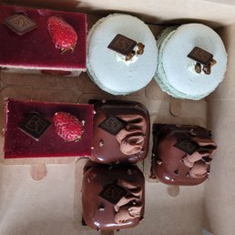 Pistachio macaroons, chocolate and strawberry pastry Pistachio macaroons, chocolate and strawberry pastry