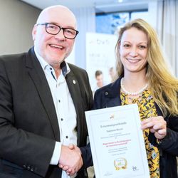 mAIA. Architektur+Immobilien - Stephanie Miccoli als Abgeordnete auf dem Bundeskongress für die Immobilienwirtschaft des BVFI mit Vorstand Jürgen Engelberth: m-aia.de/news