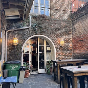 Finnegan's Easy - Courtyard. - Sports Bars Near Me - New Orleans, Louisiana