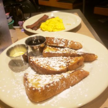 Bailey's Breakfast & Lunch - French Toast, Eggs and Bacon - Breakfast & Brunch Near Me - Omaha, Nebraska