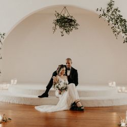 Boyd Avenue Chapel - Simply Elegant design with mixed greenery and candles